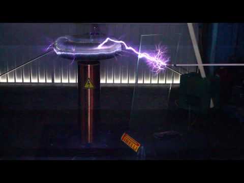 Tesla Entladungen durch Glasplatte - Tesla Coil discharge through glass plate